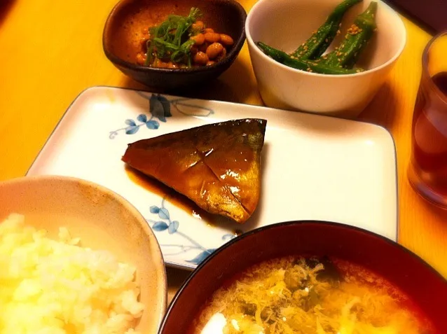 鯖味噌煮、おくらごまポン酢和え、納豆、ねぎわかめかき玉汁。|liccaさん