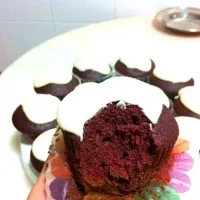 Snapdishの料理写真:Red velvet cupcakes with cream cheese frosting|joyce limさん