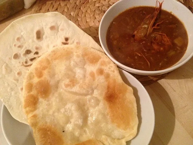 自家製チャパティとエビのカレーだよ(^-^)/チャパティは小麦粉と塩と水だけで練り練りすりしてフライパンで焼くだけだよー簡単！油で揚げた方がうまいよん。|まささん