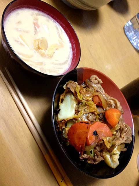 Snapdishの料理写真:洋風お味噌汁＆豚キムチ丼|kyon_nanaさん