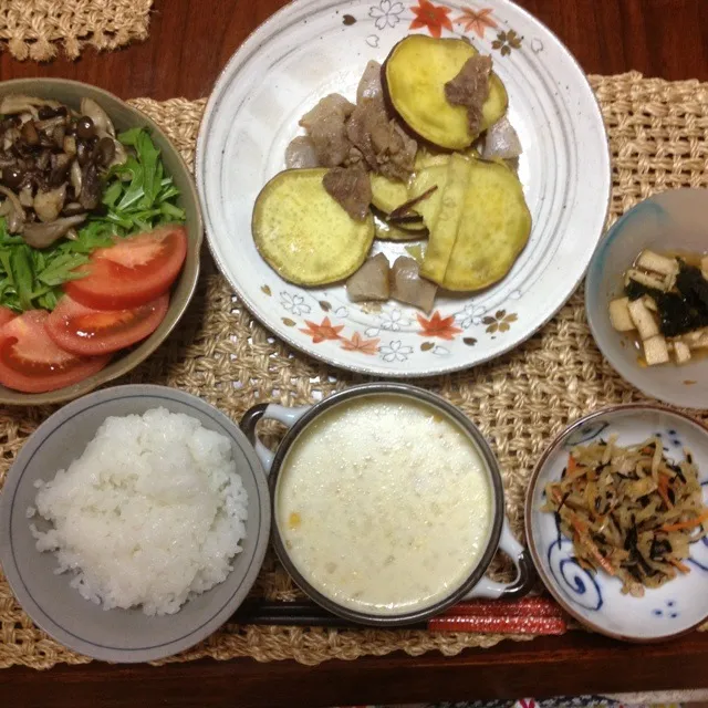 さつまいもとコンニャクの田舎煮、ひじき、じゃがいものスープ、水菜ときのこのサラダ|hiromiさん