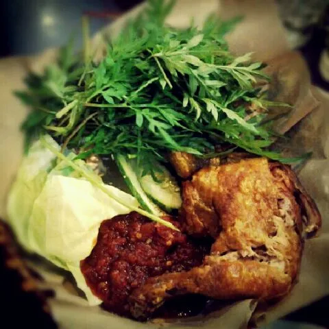 fried chicken with raw vege and spicy chilli shrimp paste (ayam penyet)|Raine Melissa Rimanさん