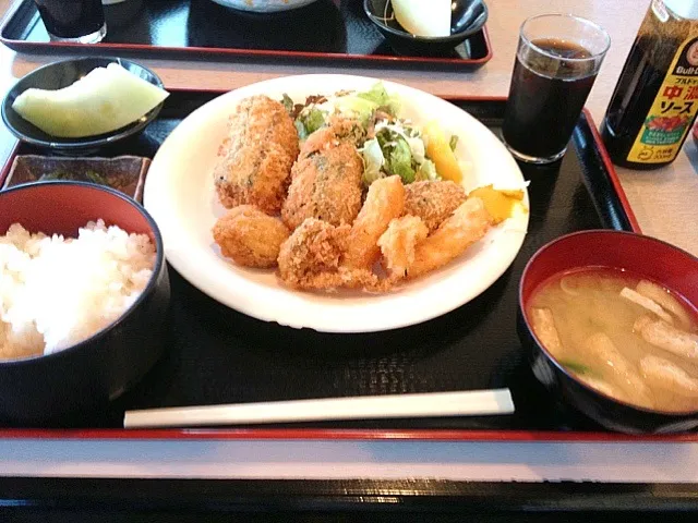 Snapdishの料理写真:なかよし3号店 フライ定食|kenmaohさん