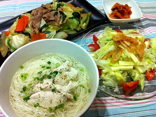 フォー風にゅうめん・肉野菜炒め・チーズレタスミニトマトと焼き鶏皮サラダ・キムチ|まーままさん