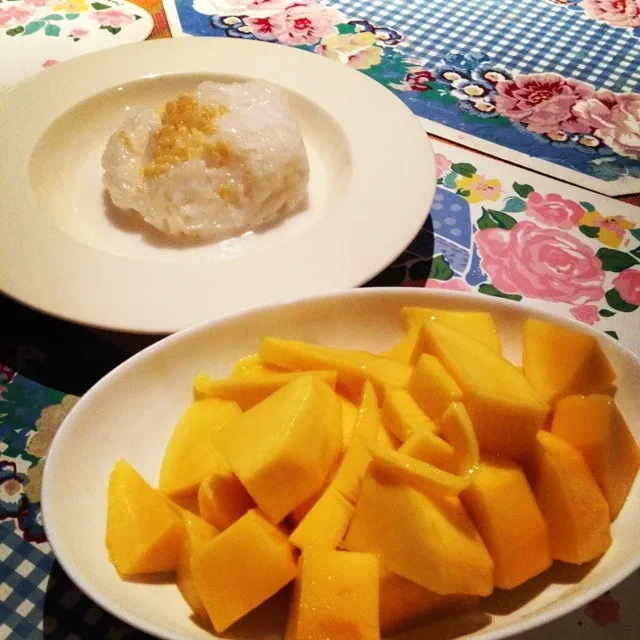 Sweet sticky rice and coconut milk with sweet fresh mango|Prae~*さん