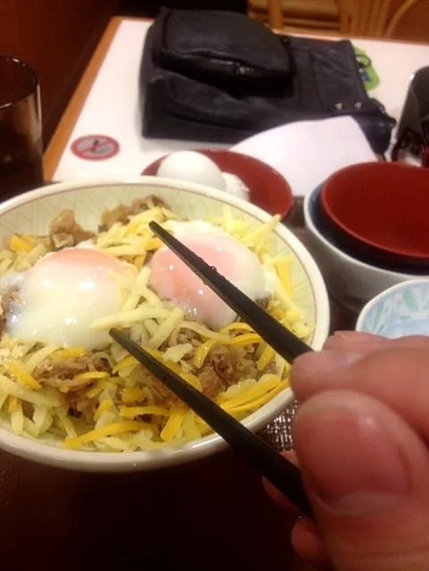 3種チーズ牛丼おんたま2個|しもちゃん。さん