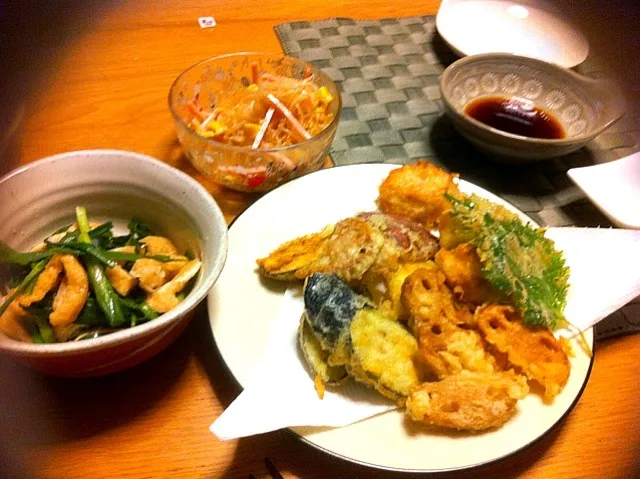 Snapdishの料理写真:夕食。天ぷら（鶏、なす、さつまいも、れんこん、しそ）、にらとお揚げのナンプラー浸し、春雨サラダ。最近トマト高くないか？彩りがぁ。|mkccckさん