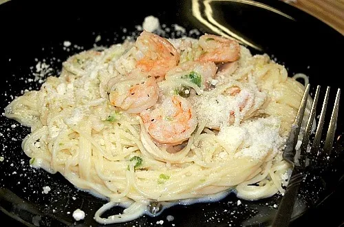 Alfredo with Shrimp on top (: and parmesan chesse|Christel Barrrettoさん