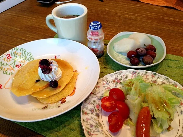 ホットケーキ  サラダ  ウィンナー       梨  ブドウ   コンソメスープ  ヤクルト|高田恵子さん