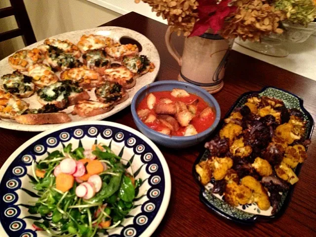 Snapdishの料理写真:vege feast! tomato soup, cauliflower, carrot & kale crostini, sprout salad|Matthew Cashenさん