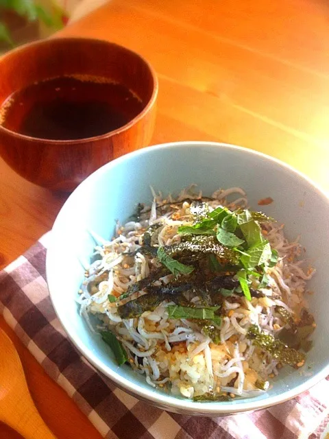 釜あげしらす丼 バター醤油味♡|めぐりんさん