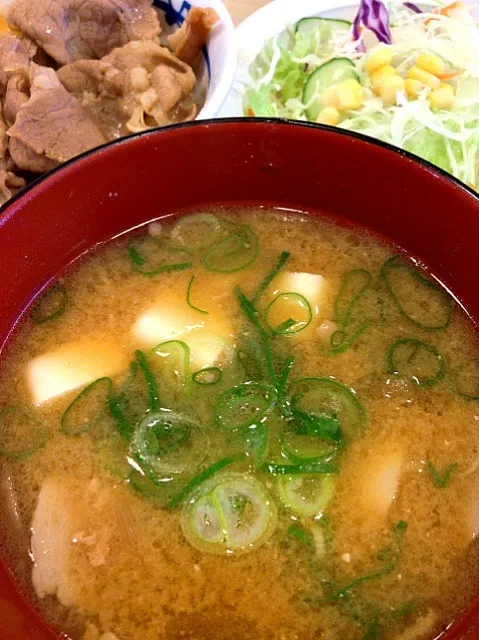 Snapdishの料理写真:牛めしミニ、豚汁、生野菜＠松屋 #ランチ|Takashi H.さん