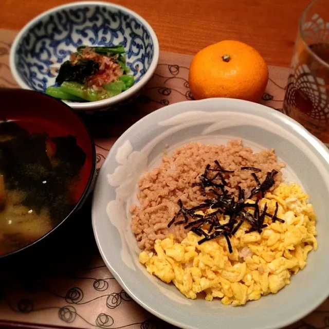 昨日の夕飯♪  そぼろご飯  小松菜お浸し  味噌汁  みかん|ikukoさん