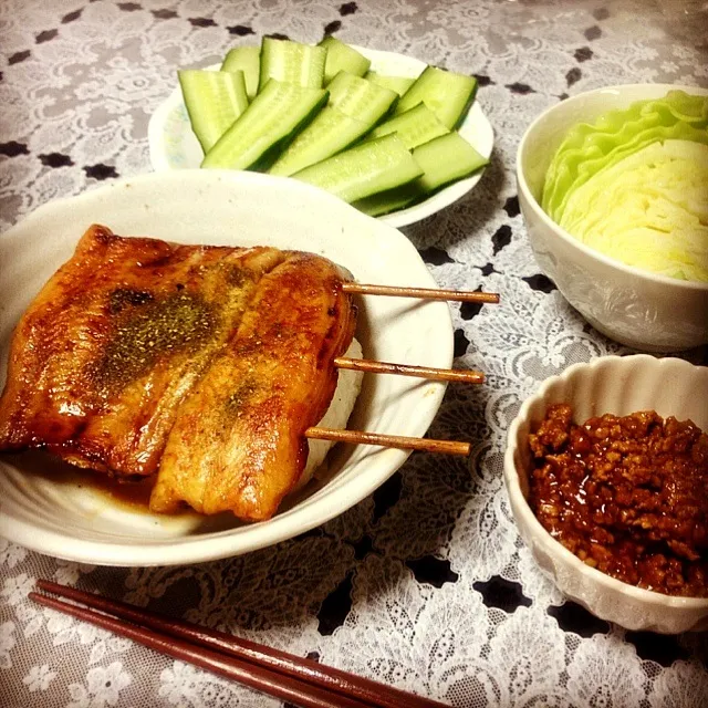 うなぎ御飯、蒸しキャベツとキュウリの肉味噌のっけ|minamiさん