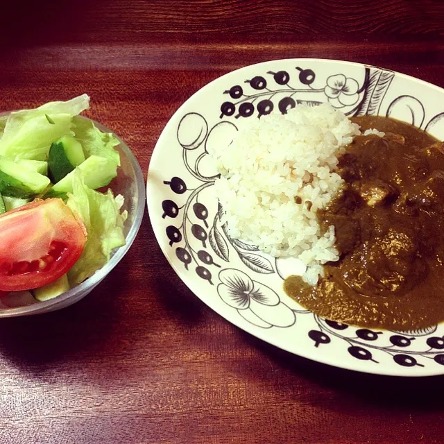 Snapdishの料理写真:11/8晩御飯  野菜サラダ  無印のカレー  ＊今日は時間の都合によりレトルトカレー。むしろ自作より美味しい＊|yukiyamasakiさん