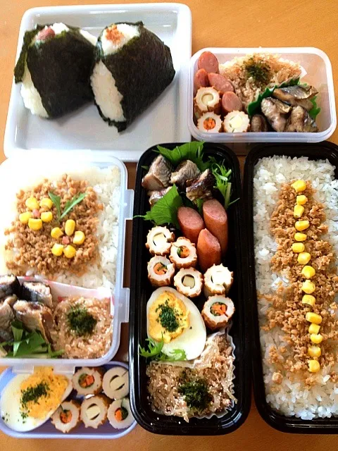 ２人弁当＋パパ用オニギリ他🍁鶏そぼろご飯・秋刀魚の風味焼き・竹輪チーズ＆竹輪水菜と人参・ウインナー・茹で卵の黄身マヨ和え・蜜柑|chyawaさん