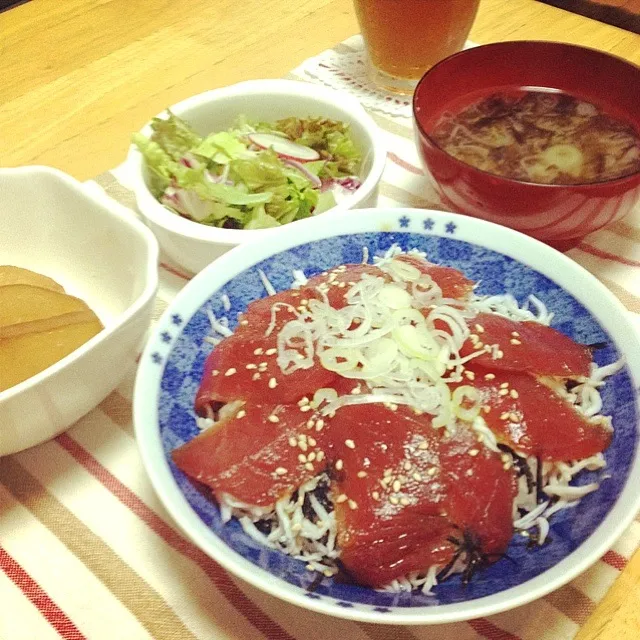 しらすとマグロの漬け丼、大根の煮物、サラダ、岩のりの味噌汁|misakiさん