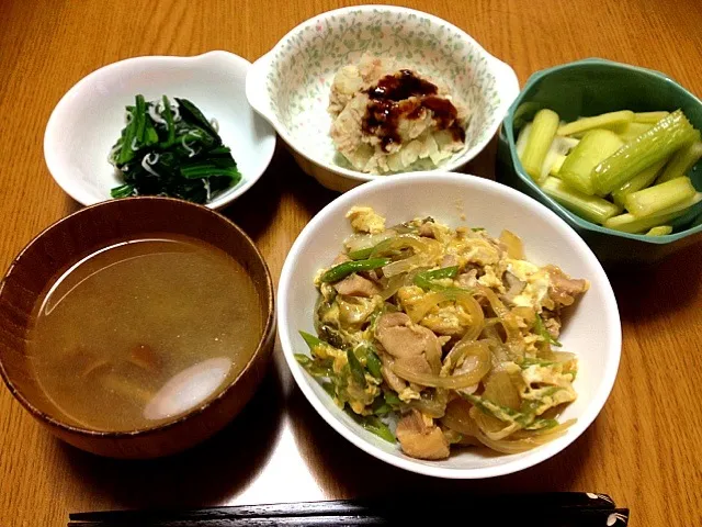 Snapdishの料理写真:親子丼、ほうれん草とシラスの和え物、ポテトサラダ、なめこみそ汁、セロリ浅漬け|まりこさん