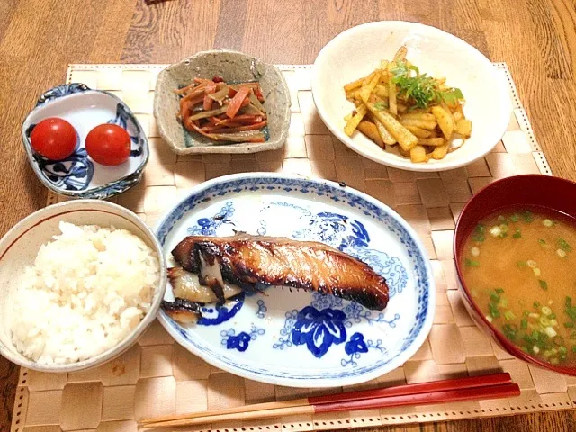 一人ご飯w魚久の銀ダラの粕漬とメークイーンのカレー粉炒め、きんぴら、しじみのお味噌汁♡|ゆき☆さん