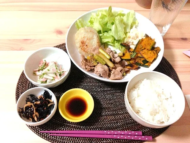 ひじき煮、かぶとベーコンのサラダ、ポテトサラダ、かぼちゃのバジルソテー、じゃがいももち、豚肉とアスパラのバルサミコ炒め♡|ERIさん