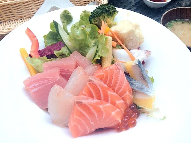 Sushi rice bowl, miso soup, salad|mmさん