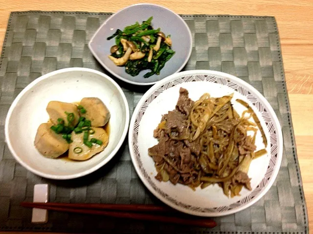 里芋煮っころがし、牛肉とゴボウと白滝の煮物、ほうれん草とシメジの胡麻和え|メグゴルフさん