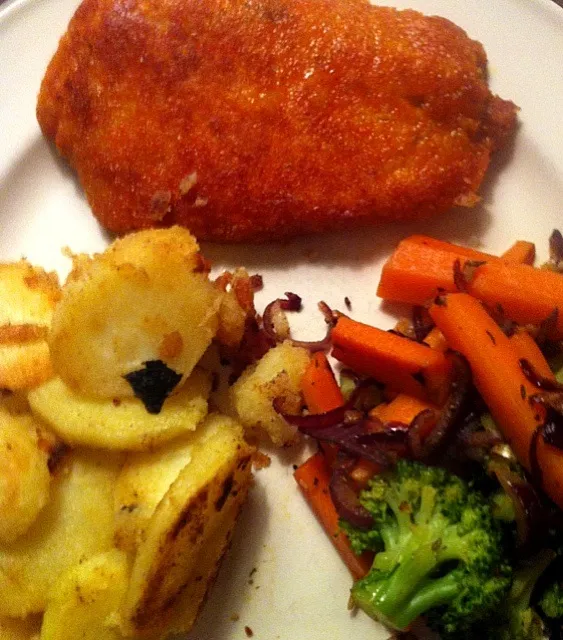 Kipschnitzel, gebakken aardappels met gewokte wortel en broccoli|petitさん