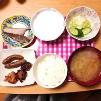 サバ ウインナー  味噌汁  サラダ から揚げ  ヨーグルト  ご飯|はやしちはるさん