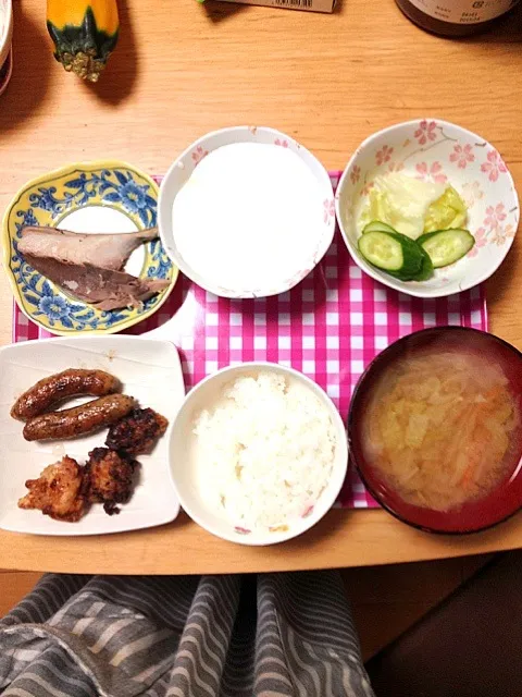 サバ ウインナー  味噌汁  サラダ から揚げ  ヨーグルト  ご飯|はやしちはるさん