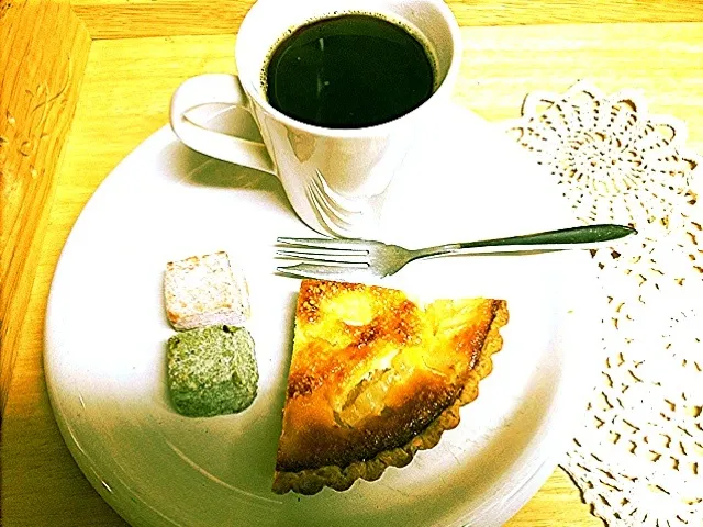 Snapdishの料理写真:洋ナシタルト  和三盆(抹茶、イチゴ)|yu-chaさん