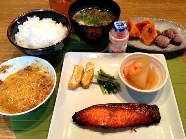 鮭の塩麹焼き  冬瓜  小松菜ソテー     卵焼き  納豆  アオサの味噌汁   柿 ぶどう|高田恵子さん