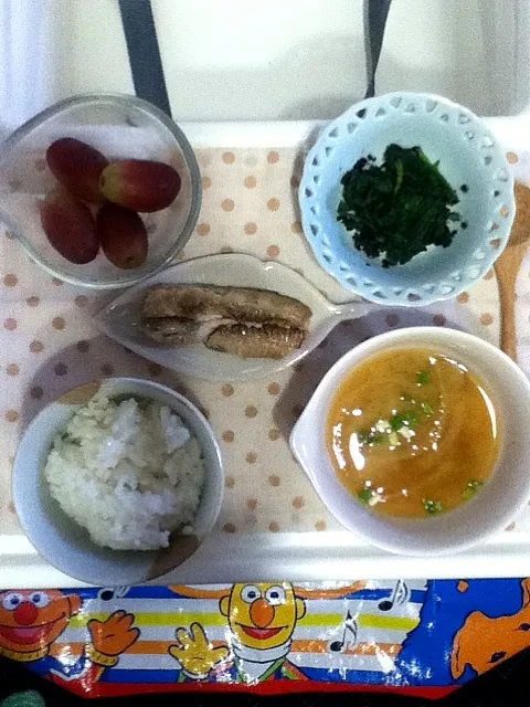 幼児食 ご飯、サンマ、しめじみそ汁、ほうれん草胡麻和え、ぶどう|あっこさんのさん