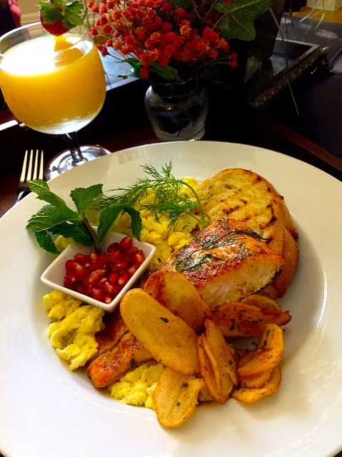 Brunch❤ Baked Salmon, Scrambbles Eggs and Homemade Potatoe chips❤|Taste-New Americanさん