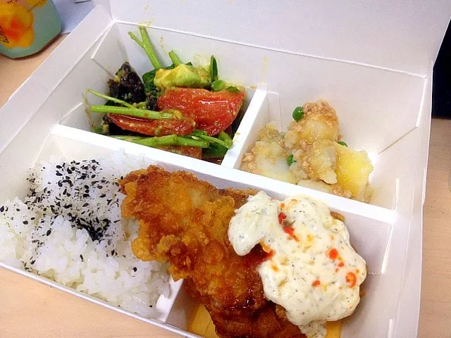 Lunch box(avocado and tomato salad, fish fries and boiled potatoes)|chan mitsuさん