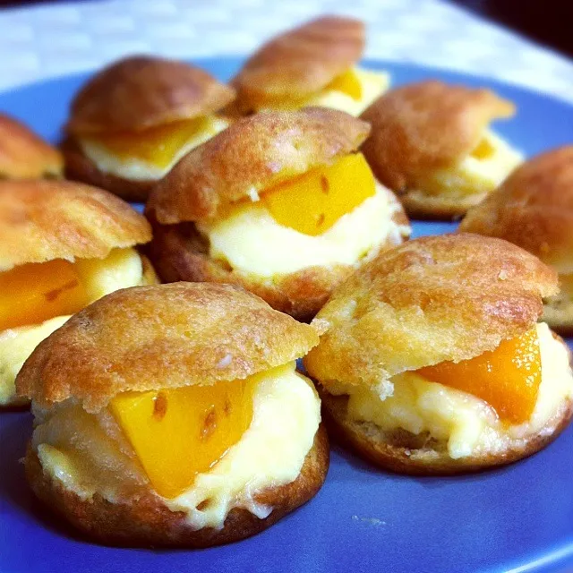 Mini banana custard puffs with peach|shirlynさん