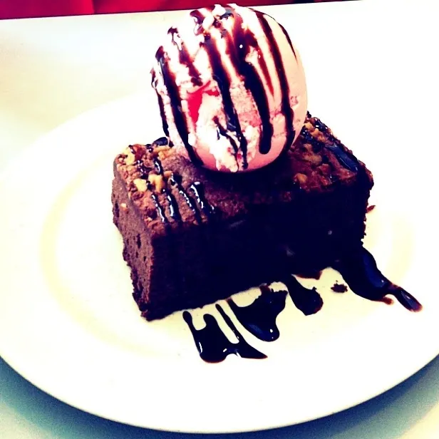 Brownie w strawberry ice cream|ᔜѰLᗊÎᐂさん