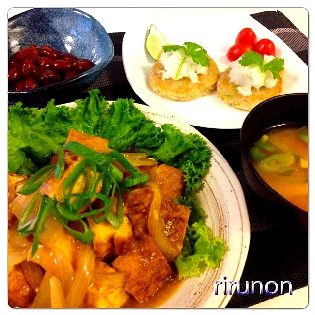 mikisawaさんの厚揚げのオイスターソース煮＊レンコンと海老の和風ハンバーグ＊じゃがいもとエリンギのお味噌汁＊煮豆|りるのんさん