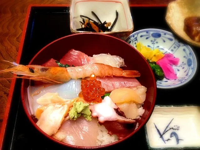 鴨川キャンプ帰りに勝浦で海鮮丼食べてきました。美味しかった☆|ヨミルさん