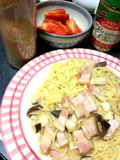 Snapdishの料理写真:#夕飯 トマトスライス、カルボナーラ(ベーコン玉ねぎ椎茸を足して)、粉チーズはお得用のデカイやつで！新潟産の粗塩もね。|ms903さん