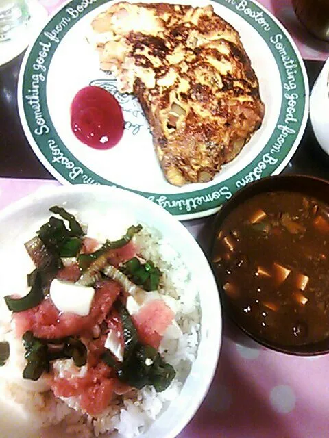 Snapdishの料理写真:明太子バター醤油丼&ナメコ赤だし&ポテトオムレツ|クラキティさん