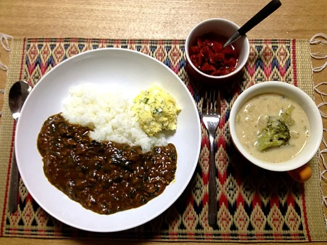 Snapdishの料理写真:ほうれん草と挽肉のカレー、カブとブロッコリーのスープ、ポテトサラダ！|yuiさん