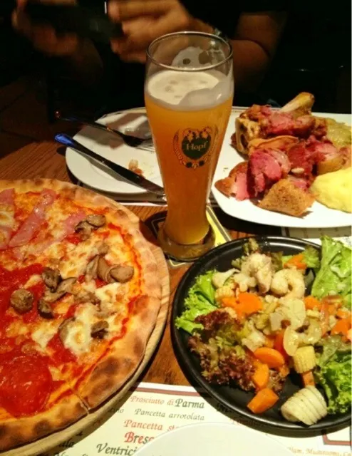 Wheat beer & German pork hocks &Pizza|YOLOさん