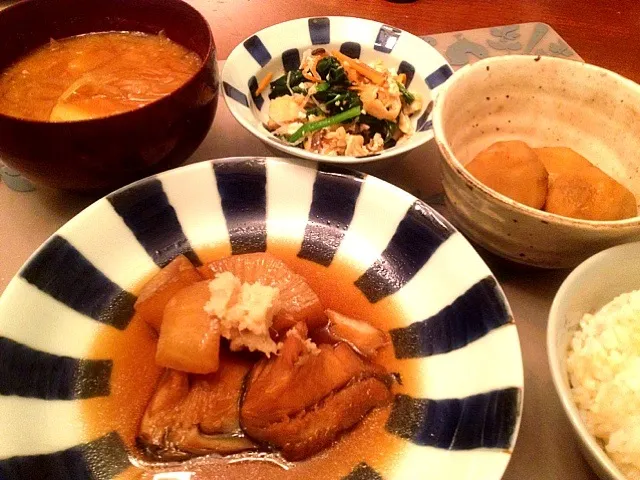 銀鱈の照り煮、ほうれん草の白和え、里芋の煮ころがし、じゃがいもと玉ねぎのお味噌汁|tomozooさん