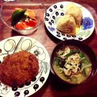 11/9晩御飯  炊き込み御飯おにぎり  きゅうりと人参の塩麹和え  豚肉とニラモヤシの味噌汁  三越で半額になってたメンチカツ  ＊味噌汁ヒット♪＊