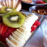 Snapdishの料理写真:Breakfast fruit bowl with caramelized granola and white Mexican yogurt|ReciBellaさん