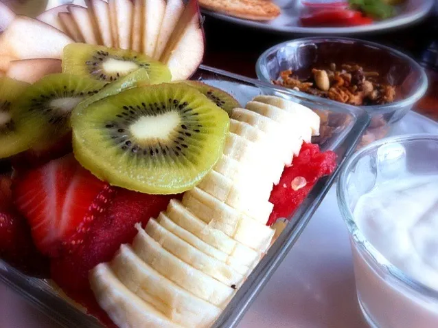 Breakfast fruit bowl with caramelized granola and white Mexican yogurt|ReciBellaさん