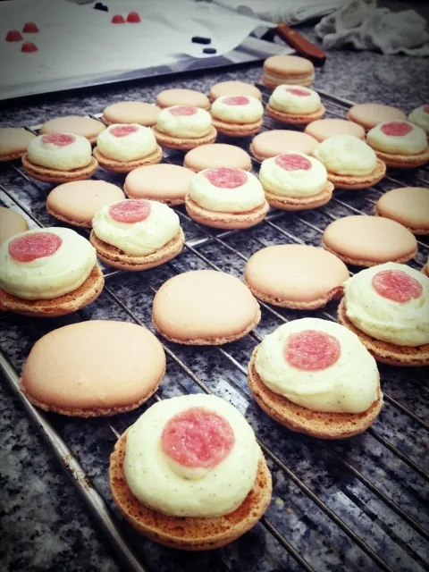 Snapdishの料理写真:Macarons Vanille Fraise/ Strawberry Vanilla Macarons|Prae~*さん