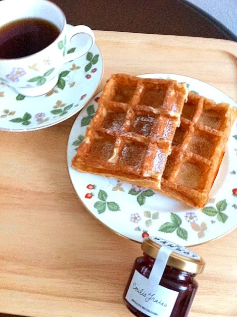 Snapdishの料理写真:今朝はベルギーワッフル、ストロベリーソースかけ♪|みちよさん