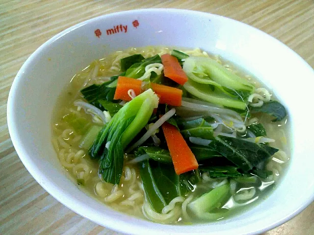 インスタントラーメンに野菜たっぷり！|cookさん