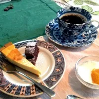 Snapdishの料理写真:ガトーショコラ・チーズケーキ・カスビ海ヨーグルト・Coffee|髙木 美羽さん